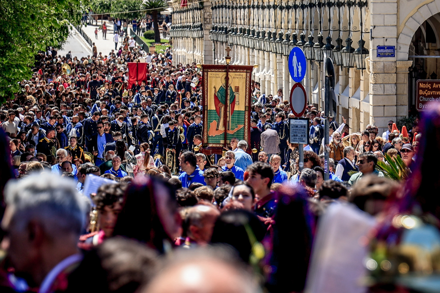 Πάσχα στην Κέρκυρα: Πάνω από 3.000 μουσικoί στη λιτανεία της Κυριακής των Βαΐων
