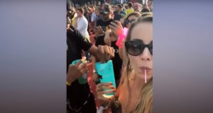Βίντεο προειδοποίηση: Άγνωστος έριξε ναρκωτικό στο ποτό της στο μπαρ