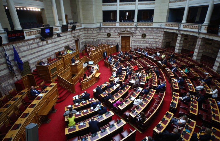 Μίνιμουμ 15 «γαλάζιοι» βουλευτές θα ψήφιζαν υπέρ Προανακριτικής