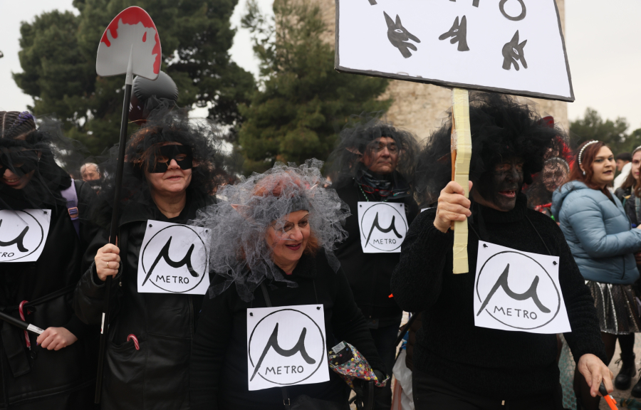 Απόκριες 2025: Χιλιάδες κόσμου στα καρναβάλια - Ποιοι ξεχώρισαν με τις στολές τους (εικόνες)