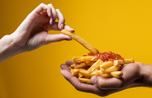 Η αντικαταστάτρια αλυσίδα των McDonalds στη Ρωσία «κόβει» τις τηγανιτές πατάτες