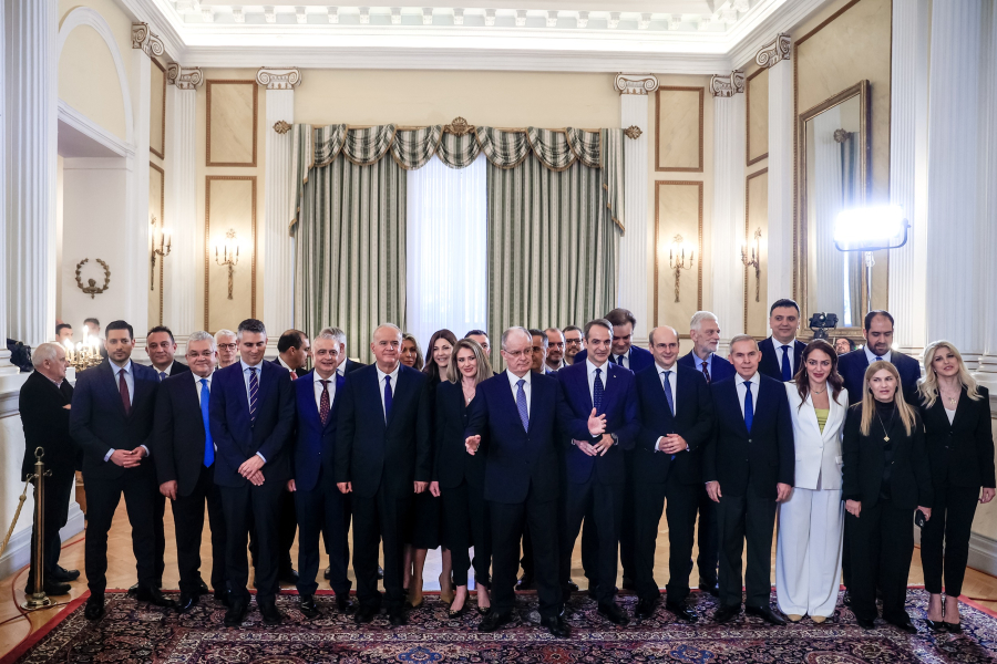 Η μεγαλύτερη κυβέρνηση της μεταπολίτευσης - Ολόκληρος στρατός οι μετακλητοί