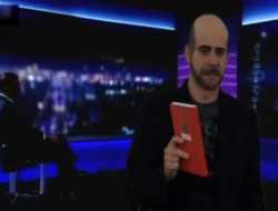 ΒΙΝΤΕΟ: Ο Μητσικώστας μιμείται τον Μπογδάνο σ' ένα ρεσιτάλ σάτιρας