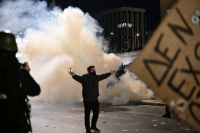 Τέμπη: Επεισόδια στο Σύνταγμα μετά τη νέα τεράστια συγκέντρωση