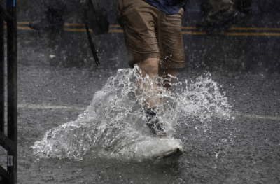 «Πνίγεται» η Νέα Υόρκη, μία νεκρή από τις πλημμύρες, νέες βροχές αναμένονται σήμερα