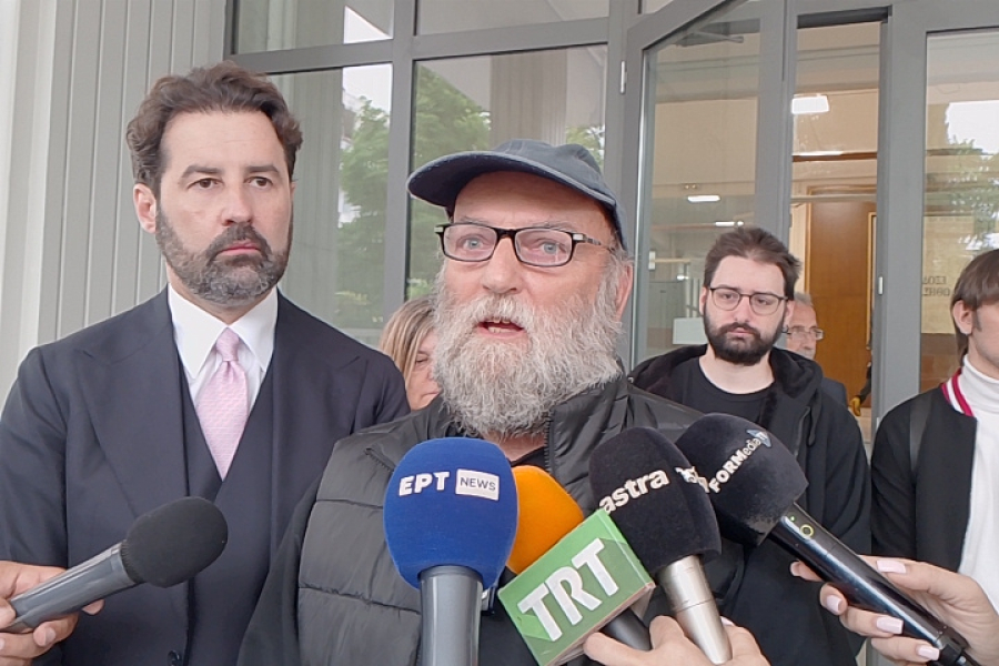 Τέμπη: Μήνυση Χούπα κατά Κώστα Αχ. Καραμανλή - «Ο δολοφόνος του παιδιού μου να καθίσει στο εδώλιο»