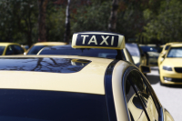 ΑΑΔΕ: Εντατικοί έλεγχοι σε ταξί για το ειδικό αυτοκόλλητο για τα POS