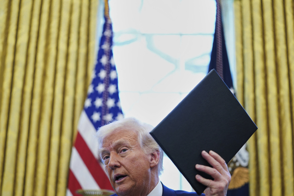 Τι κρύβεται πίσω από την «φάρσα» με τους δασμούς Τραμπ: Γιατί έκανε πίσω μέσα σε 12 ώρες