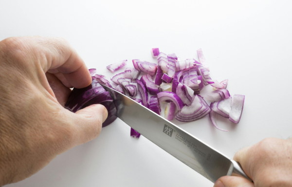 Το αδιανόητο κόλπο με το σπίρτο για να κόβεις κρεμμύδια και να μην κλαις