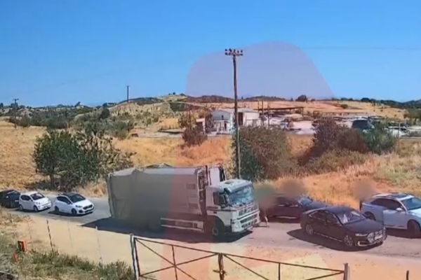 Χαλκιδική: Καρέ - καρέ η στιγμή της επίθεσης δύο ατόμων σε οδηγό απορριμματοφόρου (Βίντεο)
