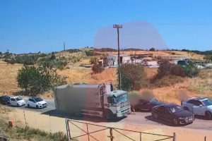Χαλκιδική: Καρέ - καρέ η στιγμή της επίθεσης δύο ατόμων σε οδηγό απορριμματοφόρου (Βίντεο)