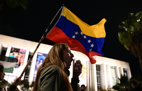 Πορεία στο κέντρο της Αθήνας για την εισβολή των ΗΠΑ στη Βενεζουέλα (εικόνες)