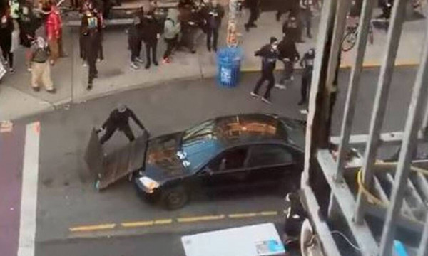 Συναγερμός στις ΗΠΑ: Οδηγός έριξε αυτοκίνητο σε πλήθος διαδηλωτών και άνοιξε πυρ (vid)