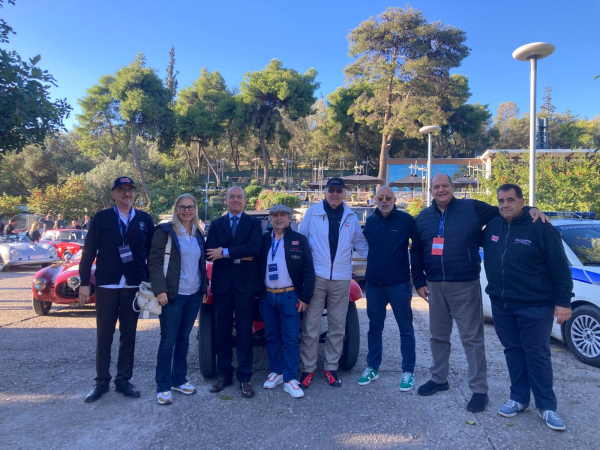 Ο Πρέσβης κ. Cuculi δίνει την εκκίνηση στον αγώνα 1000 Miglia Experience στην Αθήνα