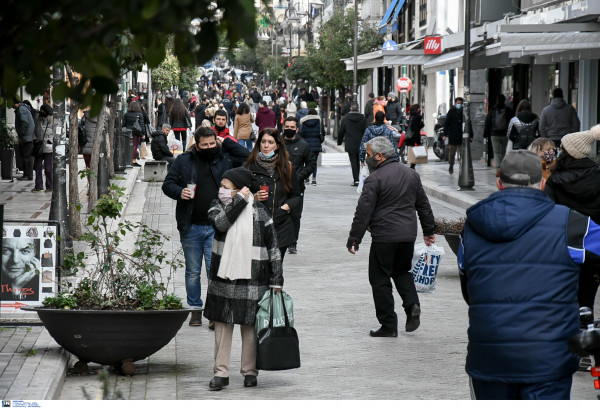 Ξεχύθηκαν στα μαγαζιά παρά το τσουχτερό κρύο, τεράστιες ουρές για τα πρώτα ψώνια (pic)