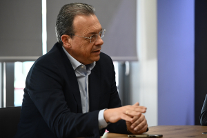 Φάμελλος: Πολιτικά και οικονομικά συμφέροντα επωφελούνται από το σχέδιο Κασσελάκη