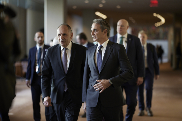 Μητσοτάκης στο Reuters: Ζητά διεθνή εκεχειρία για τη ναυτιλία και ενίσχυση της επιχείρησης «Ασπίδες»