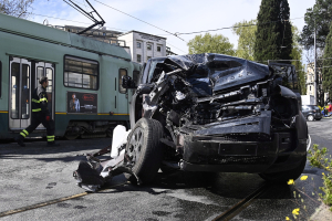 Ο Ιμόμπιλε τράκαρε με τραμ στη Ρώμη, στο νοσοκομείο ο Ιταλός ποδοσφαιριστής
