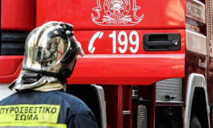 Έκαψαν αυτοκίνητα στον Ταύρο - Εμπρησμός λέει η Πυροσβεστική