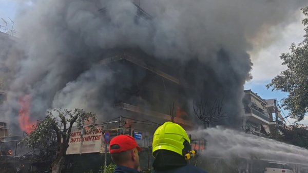 Φωτιά σε κατάστημα στο Ίλιον