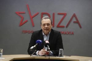 ΣΥΡΙΖΑ: Πιέζει το ΠΑΣΟΚ με πρωτοβουλίες για τις τράπεζες και δώρα στο δημόσιο