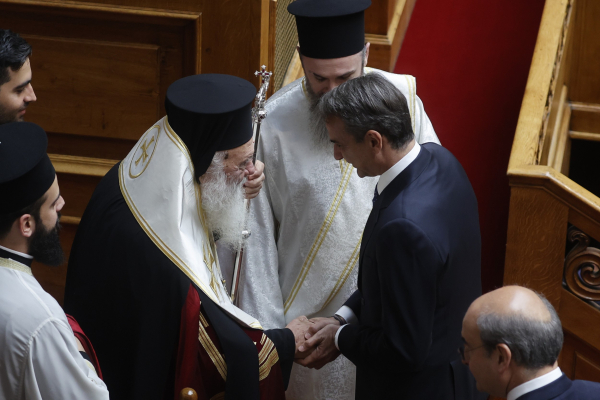 Ο φόβος Μητσοτάκη για γενίκευση των επεισοδίων στους ναούς και το ραντεβού με Ιερώνυμο