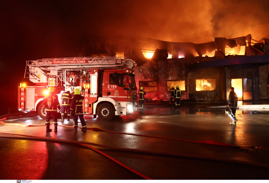 Καραμολέγκος: Σε ύφεση η φωτιά στο εργοστάσιο - Κανονικά η λειτουργία του