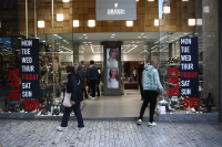 Οι Έλληνες νέοι μπαίνουν αργά στην αγορά εργασίας