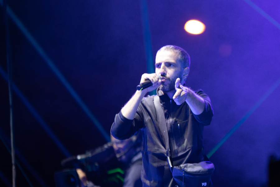 Ο ΛΕΞ ανακοίνωσε την κυκλοφορία του νέου του άλμπουμ με τον πιο 80s τρόπο (βίντεο)