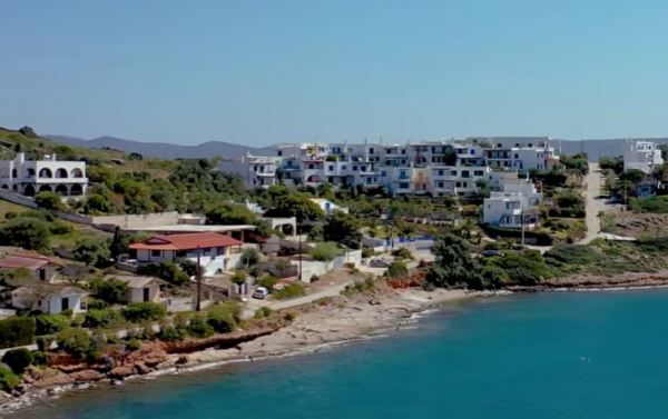 Χρυσή άμμος και κρυστάλλινα νερά – Η όμορφη παραλία της Αττικής με αέρα νησιού