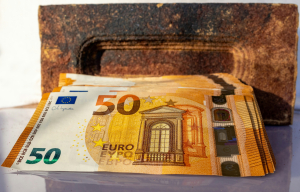 Εβδομάδα πληρωμών από αύριο: Πότε μπαίνουν συντάξεις και επιδόματα
