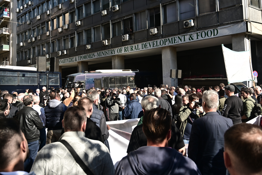 «Δεν είμαστε όλοι κλέφτες»: Μαζικός ξεσηκωμός αγροτών και κτηνοτρόφων - Σε εξέλιξη το συλλαλητήριο (Βίντεο)