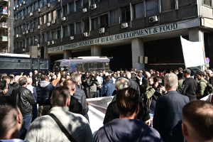 «Δεν είμαστε όλοι κλέφτες»: Μαζικός ξεσηκωμός αγροτών και κτηνοτρόφων - Σε εξέλιξη το συλλαλητήριο (Βίντεο)