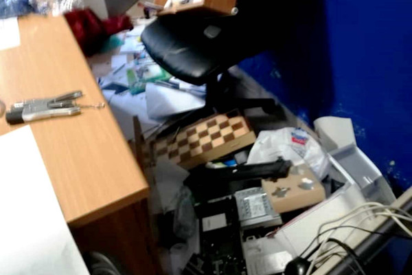 Άγνωστοι επιτέθηκαν σε γραφεία της ΝΔ - Κατέστρεψαν τρόφιμα που είχαν συγκεντρωθεί για ιδρύματα (pic)