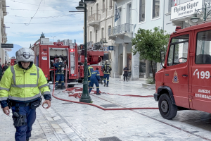 Φωτιά τώρα στο κέντρο της Πάτρας - Εκκενώθηκε ξενοδοχείο (Εικόνες &amp; Βίντεο)