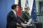 Handelsblatt: Ο Τσίπρας πιέζει τη Μέρκελ για τις πολεμικές αποζημιώσεις