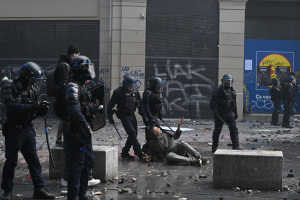Γαλλία: Νεκρός διαδηλωτής στο Παρίσι – Κατέρρευσε κατά τη διάρκεια της πορείας