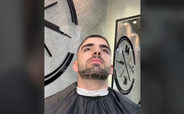 Viral έγινε κομμωτής που «ζωγράφισε» τον Μυστικό Δείπνο στα μούσια πελάτη