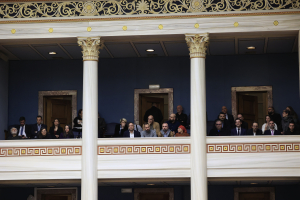 Φραστικός «διαξιφισμός» στα θεωρεία της Βουλής - Παρέμβαση της φρουράς