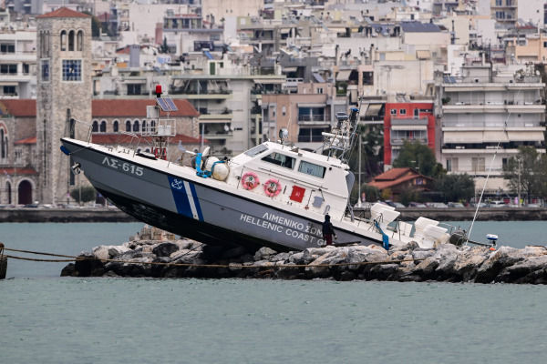 Βόλος: Πώς κατέληξε το σκάφος του Λιμενικού στα βράχια - Τι λέει ο κυβερνήτης