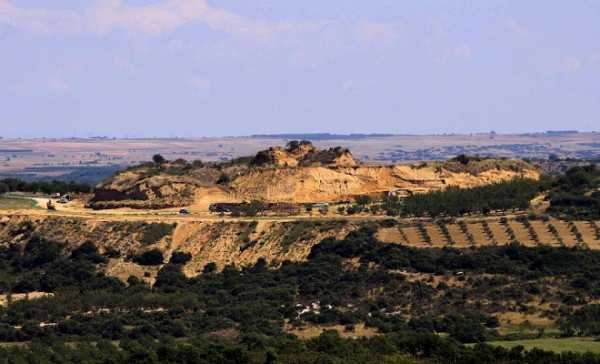 Σαρώνουν τον τύμβο οι αρχαιολόγοι στην Αμφίπολη