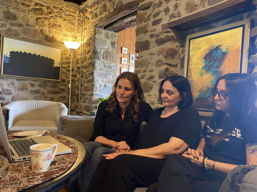 Η Μπέττυ Μπαζιάνα συναντήθηκε με συγγενείς θυμάτων των Τεμπών