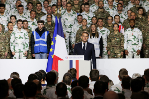 Μακρόν: Εθελοντική στρατιωτική θητεία από το καλοκαίρι, «υποχρεωτική» σε περίπτωση πολέμου