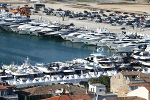 Πότε τα σκάφη αναψυχής σταματούν να θεωρούνται επαγγελματικά, το ΕΚΚΟΜΕΔ, τα EPS της Alpha Bank, η Ambrosia Capital Hellas, η Τράπεζα Κύπρου και η νέα πολιτική αποδοχών της Titan