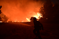 Εκτός ελέγχου η φωτιά στην Άσσηρο Θεσσαλονίκης, σηκώνονται εναέρια