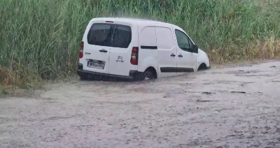 Πλημμύρισε η Θεσσαλονίκη, «φουσκώνουν» ρέματα