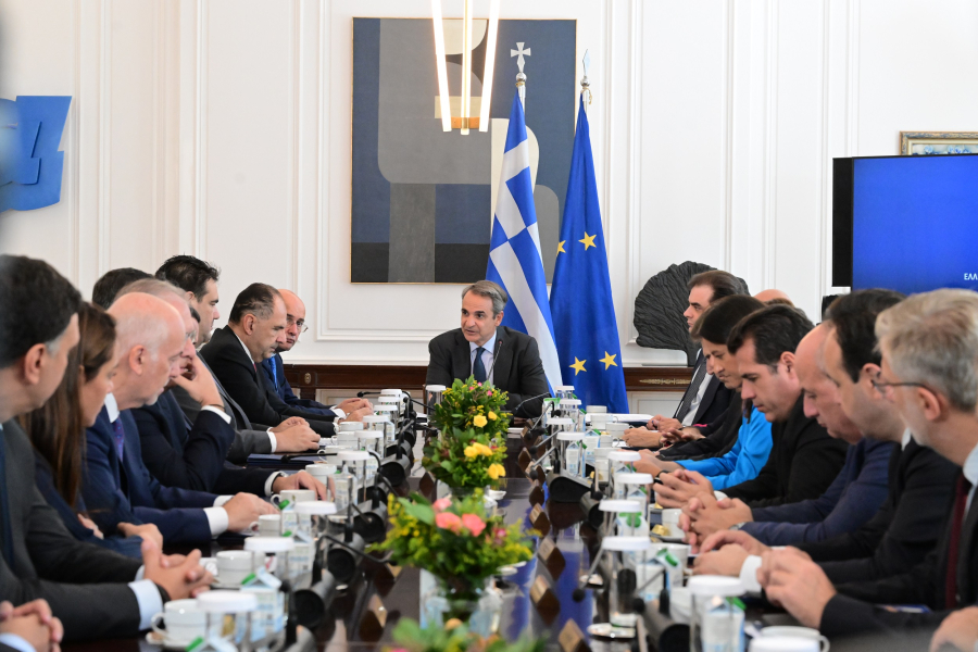 Χωρίς πάγκο στις δύσκολες κυβερνητικές μάχες