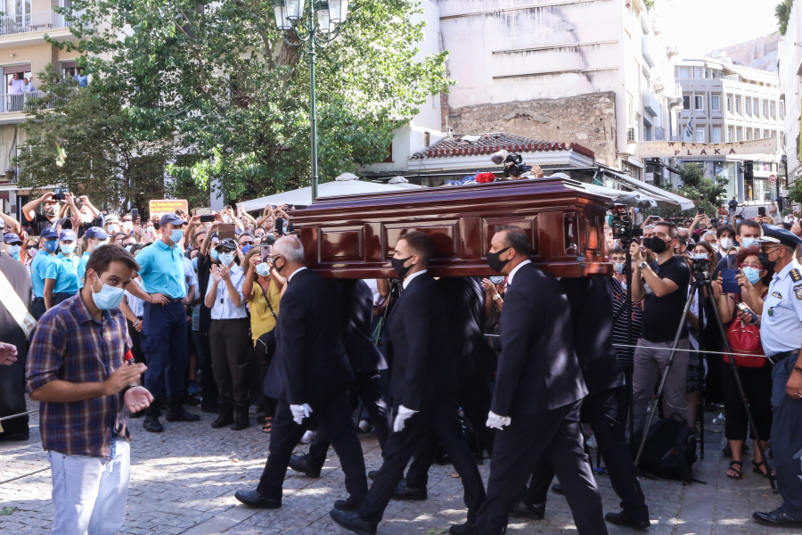 Στη Μητρόπολη Αθηνών η σορός του Μίκη Θεοδωράκη - Ξεκίνησε το λαϊκό προσκύνημα (εικόνες)