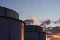 Πτώση στις τιμές πετρελαίου παρά τις επιθέσεις στις υποδομές των Ηνωμένων Αραβικών Εμιράτων