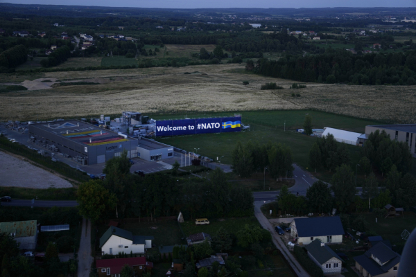 Μετά τα drones, μπαλόνια με ήλιο: Μετέφεραν λαθραία τσιγάρα πάνω από το αεροδρόμιο του Βίλνιους